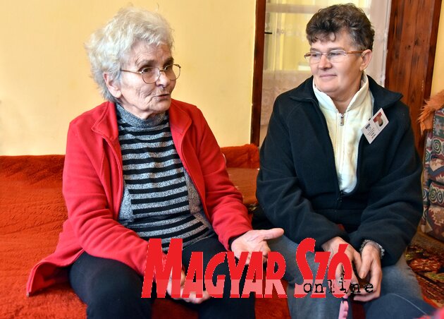 Szente Rozália nagyon örül, amikor Irénke betér hozzá egy kis beszélgetésre (Fotó: Gergely Árpád) Szente Rozália nagyon örül, amikor Irénke betér hozzá egy kis beszélgetésre (Fotó: Gergely Árpád)