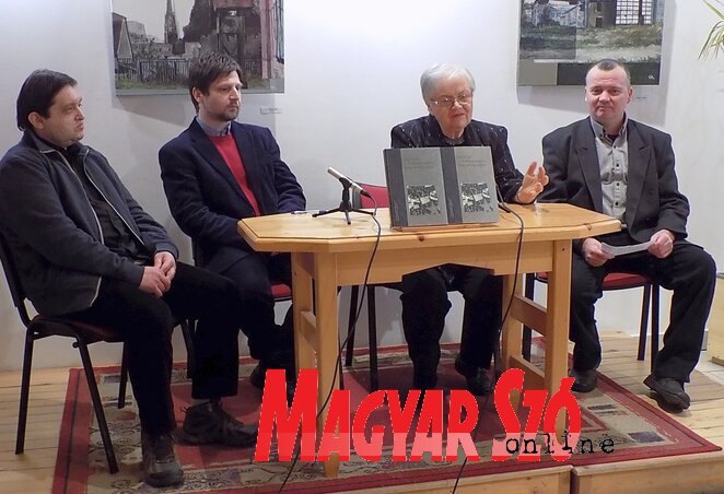 Kovács Csaba, Vukman Péter, A. Sajti Enikő és Molnár Tibor (Szögi Csaba felvétele) Kovács Csaba, Vukman Péter, A. Sajti Enikő és Molnár Tibor (Szögi Csaba felvétele)