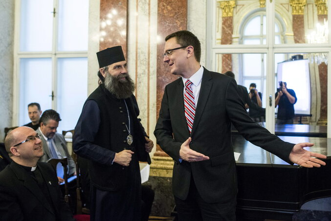 Rétvári Bence államtitkár és Kocsis Fülöp, a Hajdúdorogi Főegyházmegye érsek-metropolitája beszélgetnek (Fotó: MTI)