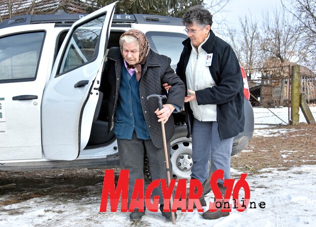 Mešter Gizela bi bez pomoći teško stigla do lekara (Foto: Gergelj Arpad) Mešter Gizela bi bez pomoći teško stigla do lekara (Foto: Gergelj Arpad)