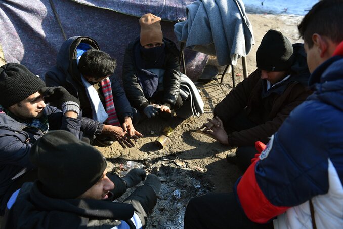 Horgosnál várakozó bevándorlók (Fotó: MTI)