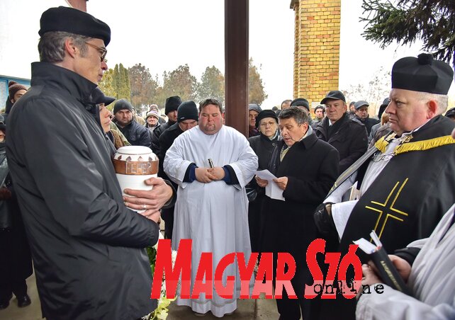 Bordás Győző búcsúztatja költőtársát (Fotó: Gergely József)