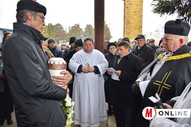 Bordás Győző búcsúztatja költőtársát (Fotó: Gergely József)