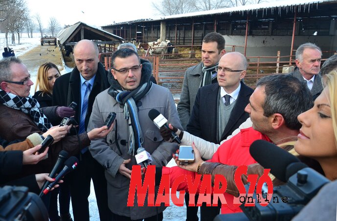 Branislav Nedimović miniszter Dušan Gagić iskolaigazgató és Miloš Vučević polgármester társaságában az iskolának a Szent Száva tiszteletére rendezett ünnepe előtt megtekintette a tangazdaságot (Kép: Dávid Csilla)