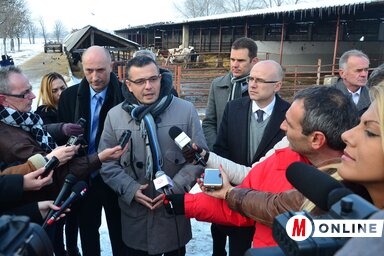 Branislav Nedimović miniszter Dušan Gagić iskolaigazgató és Miloš Vučević polgármester társaságában az iskolának a Szent Száva tiszteletére rendezett ünnepe előtt megtekintette a tangazdaságot (Kép: Dávid Csilla)