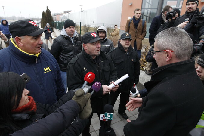 A Magyar Gárda tagjai átadják a petíciót (Kép: MTI)