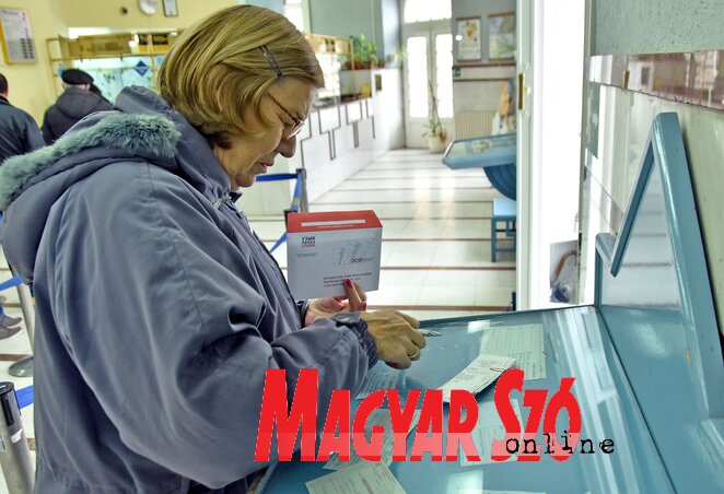 A számlák borítékolása a postán A számlák borítékolása a postán