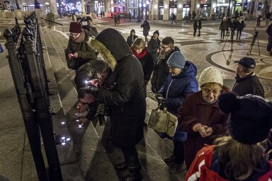 Együtt érzők a veronai baleset áldozataira emlékeznek a Szent István-bazilika előtt (Fotó: MTI)