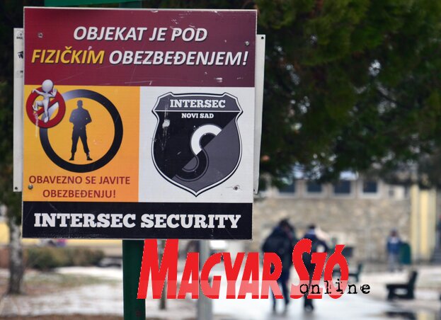 Az újvidéki rendőrség jelentése szerint javult a közbiztonság a városban, a közbiztonsági tanács szerint viszont több iskolai rendőrre lenne szükség. Számos tanintézmény biztonságára őrző-védő szolgálatok alkalmazottjai vigyáznak  (Dávid Csilla felvétele)