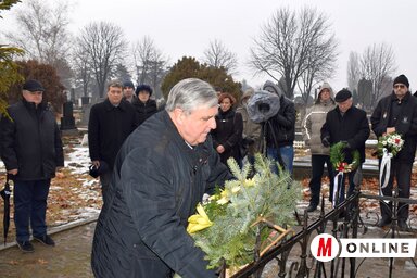 Zenta község önkormányzata nevében Ceglédi Rudolf polgármester koszorúzott (Máriás Endre felvétele)