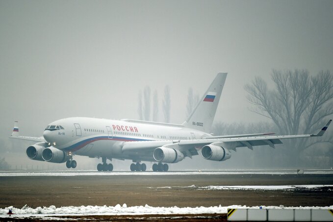 Budapest, 2017. febru�r 2.
Vlagyimir Putyin orosz eln�k rep�l�g�pe landol Budapesten, a Liszt Ferenc-rep�l�t�ren 2017. febru�r 2-�n.
MTI Fot�: Kov�cs Tam�s