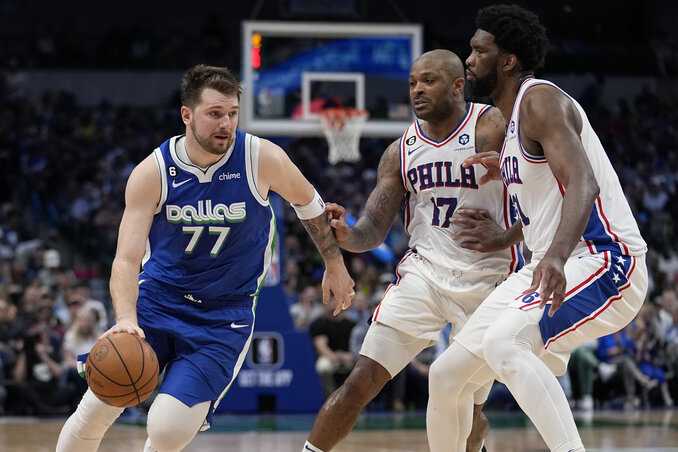 Dončić és Embiid (jobbról) közül most a szlovén örülhetett (Fotó: Beta/AP)