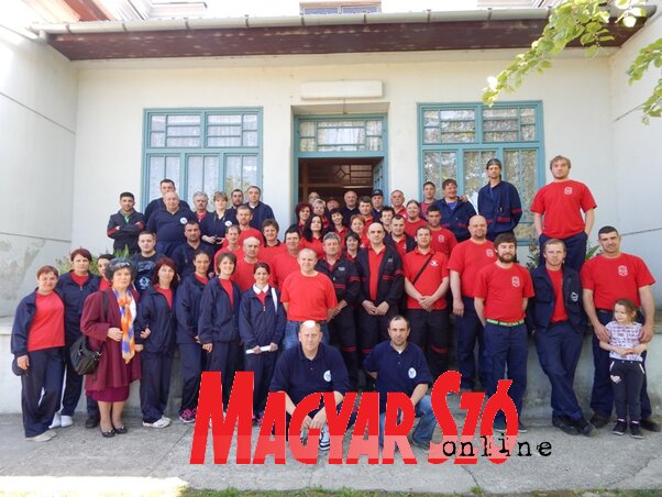 Csoportkép a tűzoltóotthon bejáratánál