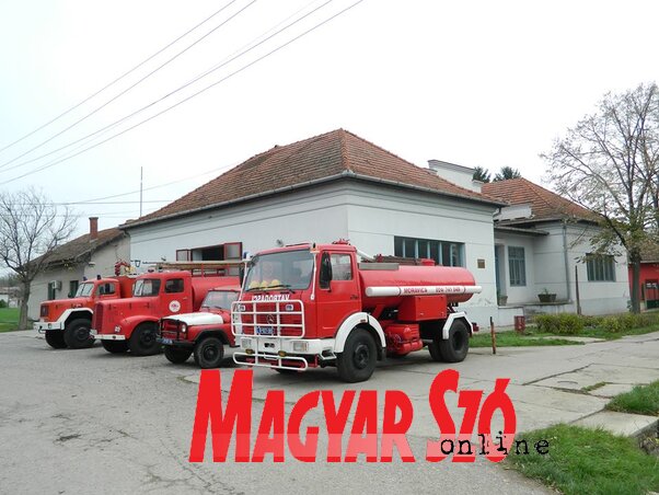 A bácskossuthfalvi tűzoltókocsik a székház előtt