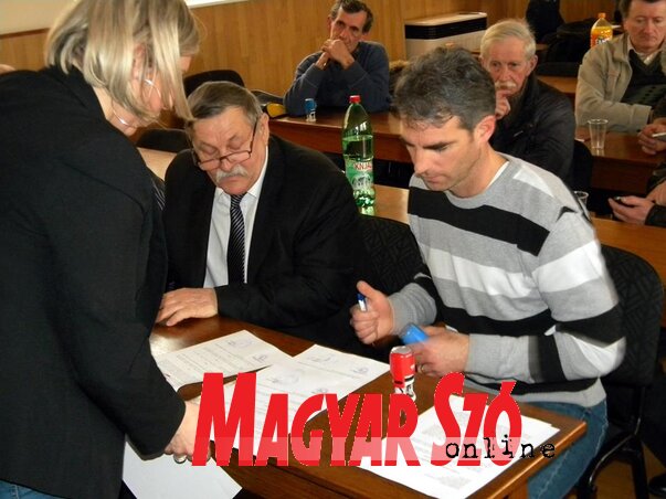Kislinder Gábor, Topolya polgármestere negyvennégy klub képviselőjével írt alá támogatási szerződést (Benedek Miklós felvétele)