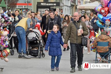 A tavaszias napsütésben újvidékiek és idegenek tízezrei lézengtek a belvárosban (Fotó: Ótos András felvétele)
