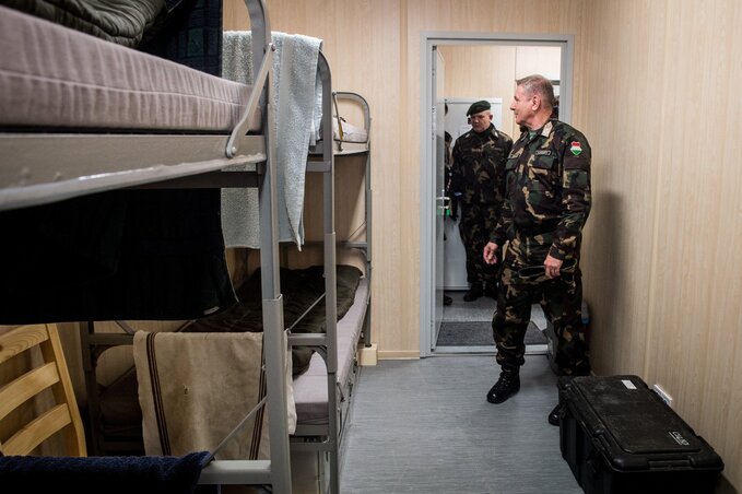 Benkő Tibor vezérkari főnök megtekinti az egyik lakókonténer berendezését (Fotó: MTI)