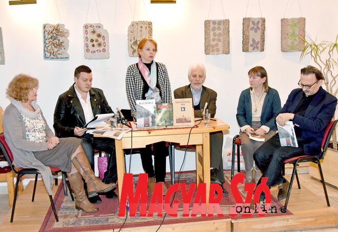 Kabók Erika, Máriás Endre, Varjú Márta, Fodor István, Nagy Magdolna és Léphaft Pál a könyvbemutatón (Gergely Árpád felvétele) Kabók Erika, Máriás Endre, Varjú Márta, Fodor István, Nagy Magdolna és Léphaft Pál a könyvbemutatón (Gergely Árpád felvétele)