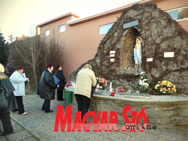 A búcsúra érkező zarándokok első útja a Lourdes-i barlanghoz vezet (Góbor Béla felvétele)