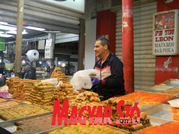 A tel-avivi Carmel piacon jókat lehet enni (Fehér Rózsa felvétele)