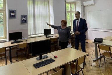 Vuk Radojević, Óbecse község polgármestere megtekintette a felújított tantermeket (Fotó: Opština Bečej/Facebook)