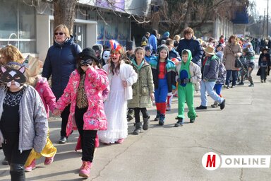 A kishegyesi diákok farsangi felvonulása (Lakatos János)