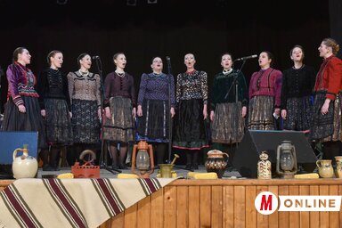 Hangulatkép a Guzsalyas énekegyüttes hagyományos Bálint-napi koncertjéről (Ótos András)