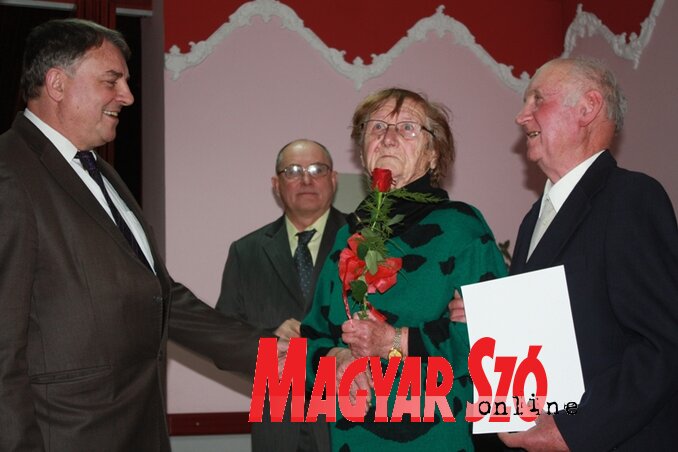 Az idén 60. házassági évfordulójukat ünnepelő Szarvas Zsuzsannának és Györgynek gratulál Krizsán Vilmos (Kazinczy Paszerkó Diana) Az idén 60. házassági évfordulójukat ünnepelő Szarvas Zsuzsannának és Györgynek gratulál Krizsán Vilmos (Kazinczy Paszerkó Diana)