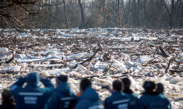 Fát és szemetet visz a víz Révleányvár határában (Fotó: MTI)