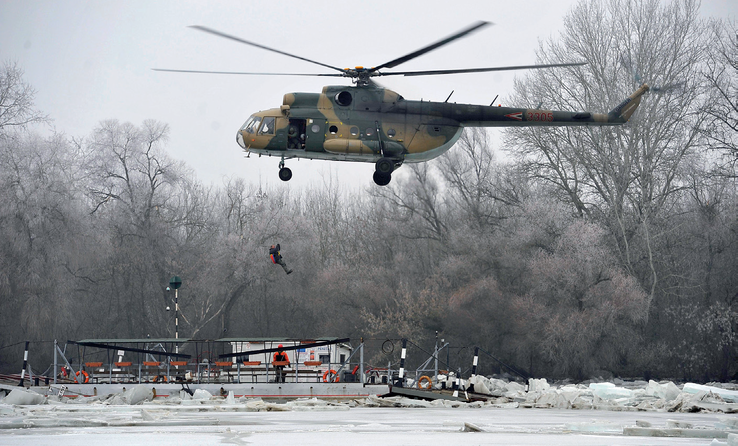Kimentik az életveszélyes helyzetbe került éjjeliőrt (Fotó: MTI)