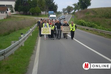 A környezetszennyezés elleni legelső tiltakozás alkalmával a Žibelhez is elzarándokoltak a résztvevők (Benedek Miklós felvétele)