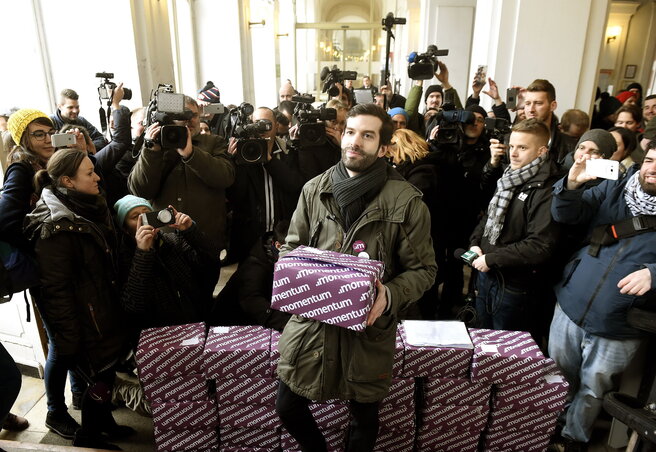 Fekete-Győr András, a Momentum Mozgalom elnöke érkezik a Fővárosi Választási Iroda épületébe (Fotó: MTI)