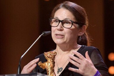 Enyedi Ildikó, miután Testről és lélekről című alkotásáért átvette a legjobb filmnek járó Arany Medve díjat a 67. Berlini Nemzetközi Filmfesztivál díjkiosztó ünnepségén (Fotó: MTI)