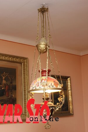 Régi lámpa modern használatban (Sihelnik József felvétele)
