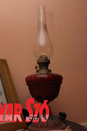 A Pecze család évtizedekig használta ezt a lámpát (Sihelnik József felvétele)