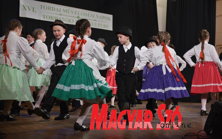 A helybeli Petőfi Sándor Művelődési Egyesület tagjai somogyi táncot adtak elő (Kép: Ótos András)