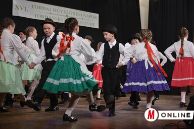A helybeli Petőfi Sándor Művelődési Egyesület tagjai somogyi táncot adtak elő (Kép: Ótos András)