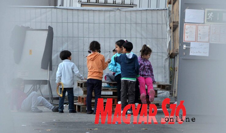 Gyerekek játszanak a befogadóközpont udvarában (Ótos András felvétele)