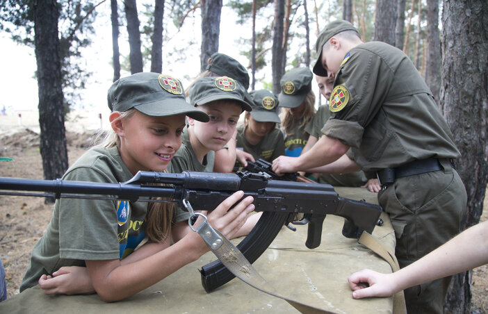 Az  Ukrán Nemzeti Gárdában a gyermekek is smetanulják a fegyverek használatát (Fotó: Beta/AP)