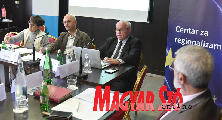 Hajnal Jenő a kisebbségekkel foglalkozó konferencián (Ótos András felvétele)