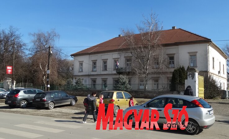 Az egykori Szécsen-kastély, ma a középiskola épülete (Góbor Béla felvétele) Az egykori Szécsen-kastély, ma a középiskola épülete (Góbor Béla felvétele)