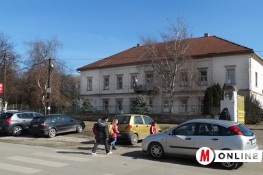 Az egykori Szécsen-kastély, ma a középiskola épülete (Góbor Béla felvétele)