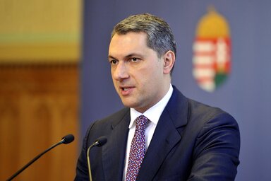 Lázár János az Országházban tartott tegnapi sajtótájékoztatóján (Fotó: MTI)

