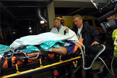 Az olaszországi buszbaleset eddig Veronában ápolt utolsó sérültjét hozzák a budapesti Honvédkórházba a Liszt Ferenc-repülőtérről (Fotó: MTI)
