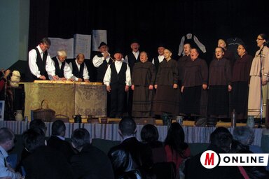 A muzslyai citerazenekar és a vegyeskórus (kép: Kecskés István)
