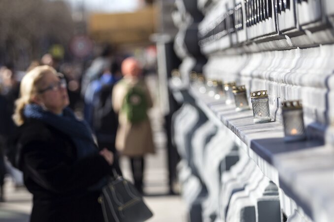 Mécsesek égnek a budapesti Terror Háza Múzeumnál a kommunizmus áldozatainak emléknapján (kép: MTI)