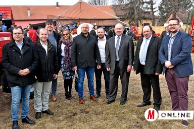 Csoportkép a művelődési otthon udvarán (Gergely Árpád felvétele)