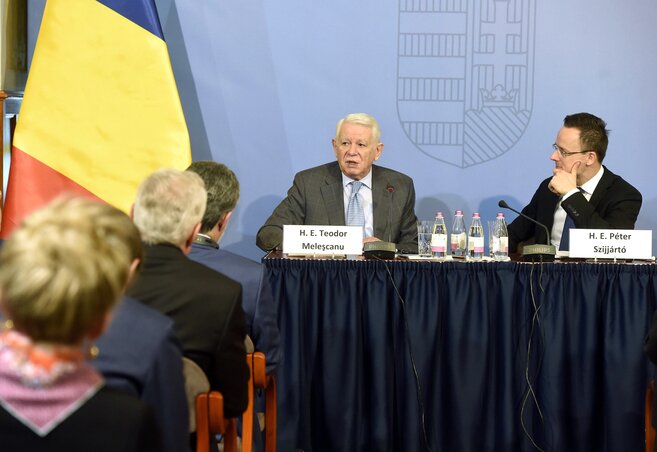 Teodor Meleșcanu román külügyminiszter (balról) és Szijjártó Péter külgazdasági és külügyminiszter a magyar nagykövetek értekezletén (Fotó: MTI) Teodor Meleșcanu román külügyminiszter (balról) és Szijjártó Péter külgazdasági és külügyminiszter a magyar nagykövetek értekezletén (Fotó: MTI)