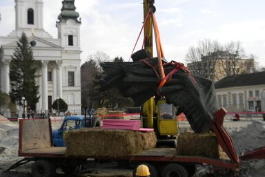 A Győzelem-szobor eltávolítása és szállítása súlyos gondot jelentett a kivitelezőnek (Fotó: Fehér Rózsa)