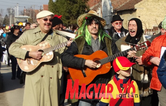 Elindult a farsangi felvonulás (Góbor Béla felvétele) Elindult a farsangi felvonulás (Góbor Béla felvétele)